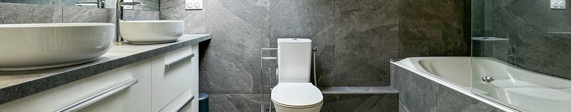 Grande salle de bain avec sanitaire et baignoire sur Grenoble