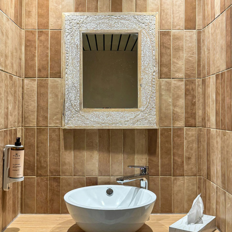 salle de bain avec pose de carrelage beige à Grenoble par Deco38
